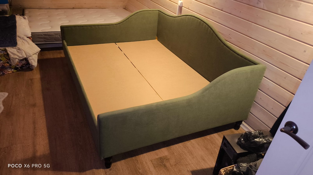 Кровать софа Vita Mia Beauke ( Боке ); 140x200 см Ткань Galaxy 09 (зеленый); декор гвоздики - черная бронза, ножки в черном цвете