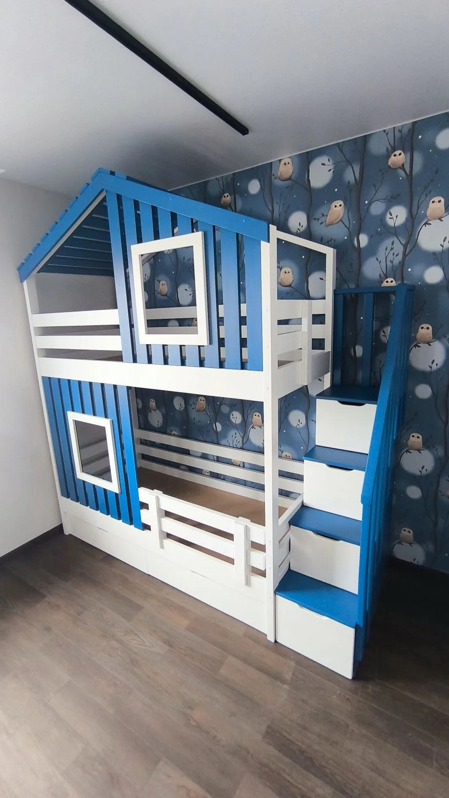 Кровать 2-х ярусная Коломбино ЛК. 80х180. Выкатные ящики 2 шт, доп съемный бортик. Белая эмаль + РАЛ 5019. Белый: основной цвет кровати, фасады ящиков, фасады ЛК, рамы окон. РАЛ 5019: ЛК, крыша, фасады домика передние.