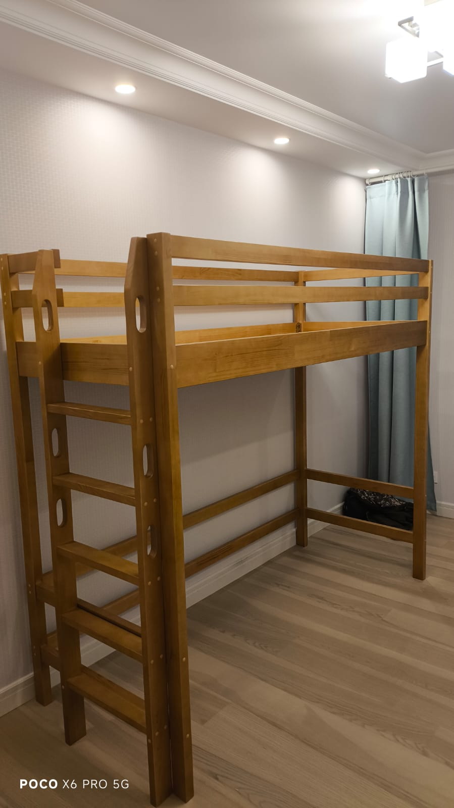 Кровать-чердак из массива дерева Patti ( Патти ), 80х200 см. лестница слева, Цвет: Дуб/светлый орех