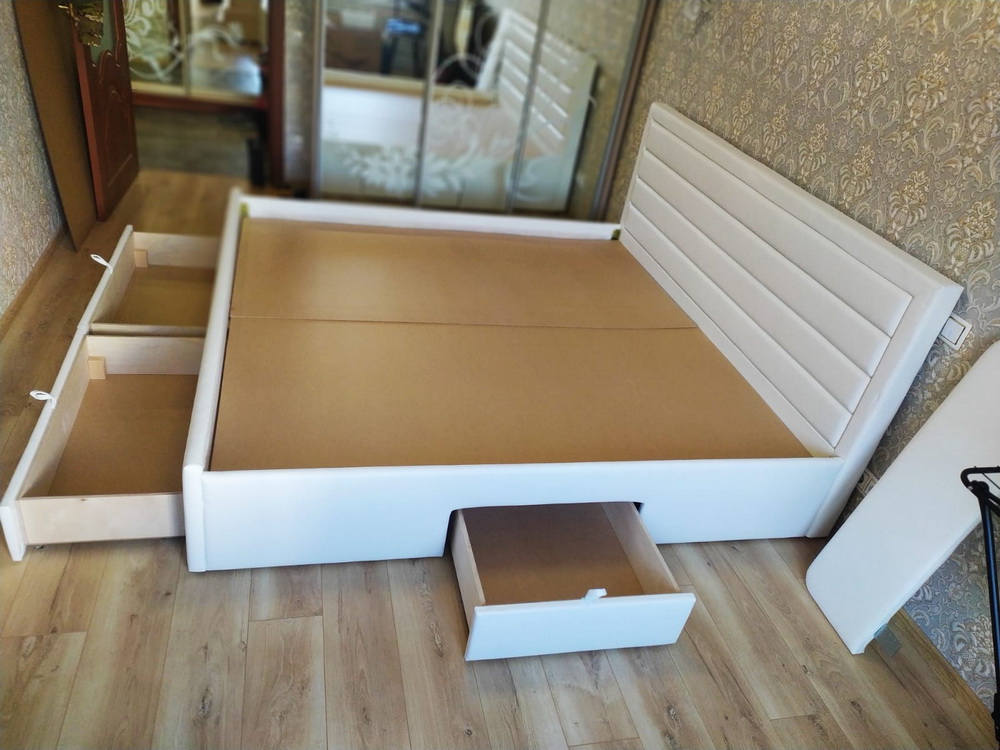 Кровать Vita Mia Somerset с выкатными ящиками; 200x200 см.Экокожа белая