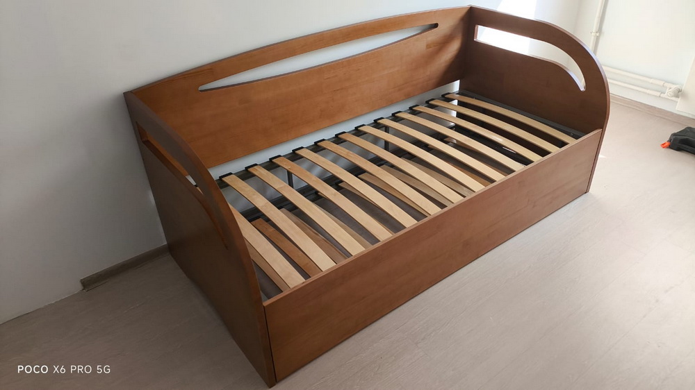 Диван кровать из массива дерева Vita Mia Bonny ( Бонни ) Размер: 90x200 см. Раскладной механизм: дельфин. Цвет лак Дуб.