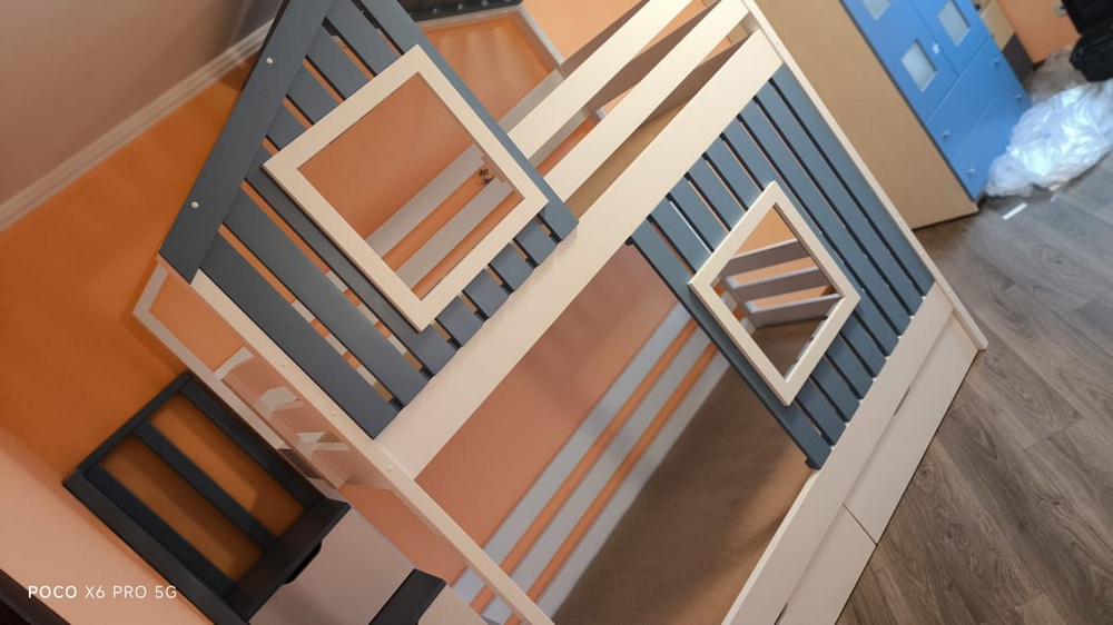 Двухъярусная кровать-домик Пинолетто Коломбино 90х180 с лестницей-комодом и ящиками, из массива березы. Цвет белая эмаль+пастельно синяя эмаль (рал5024)