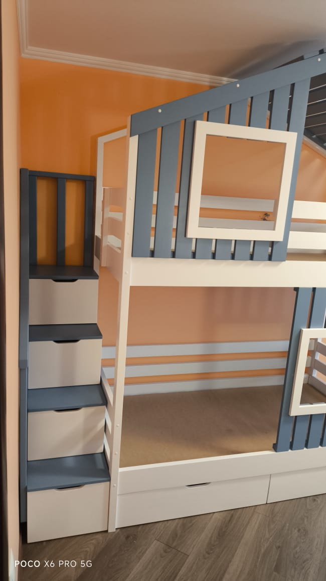 Двухъярусная кровать-домик Пинолетто Коломбино 90х180 с лестницей-комодом и ящиками, из массива березы. Цвет белая эмаль+пастельно синяя эмаль (рал5024)