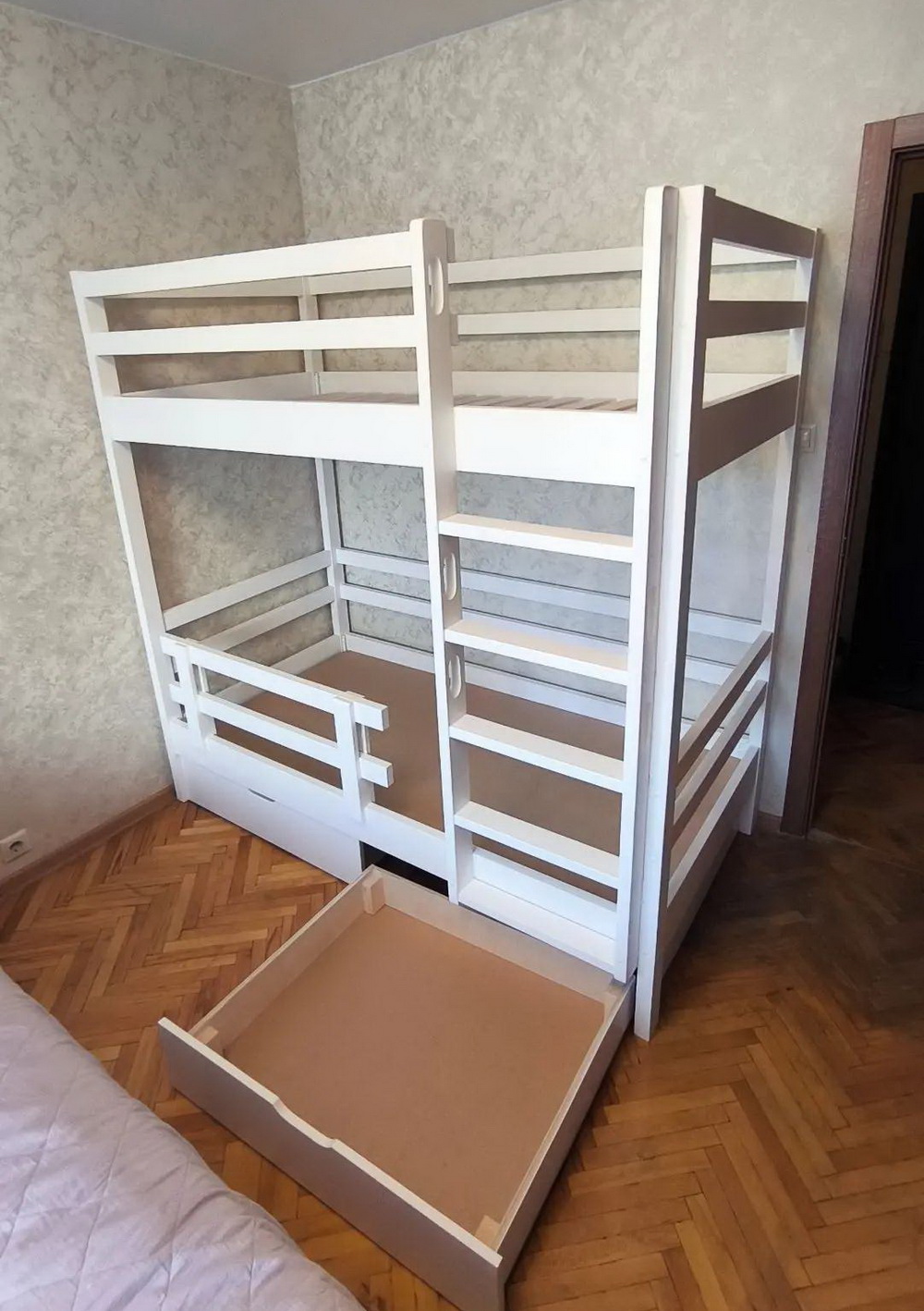 Деревянная кровать Vita Mia Корсар 2; 90x180 см. Массив сосны. Низы с торцов закрыты. Выкатные ящики; съемный бортик две планки; Белая эмаль + ламели верхнего места в цвет кровати Деревянная кровать Vita Mia Корсар 2; 90x180 см. Массив сосны. Низы с торцов закрыты. Выкатные ящики; съемный бортик две планки; Белая эмаль + ламели верхнего места в цвет кровати