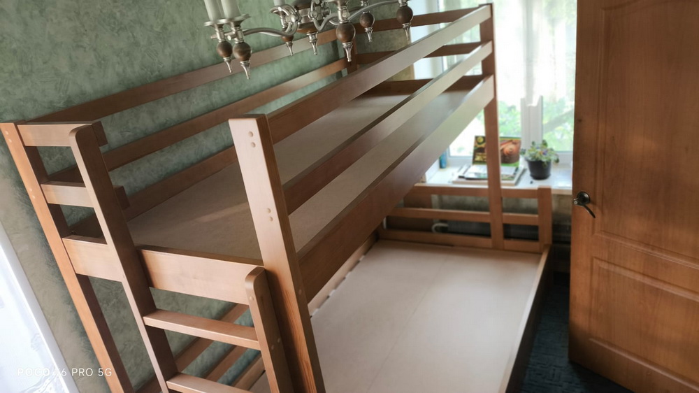 Двухъярусная трехместная кровать Vita Mia Орленок; Верхнее место: 90x220 см; Нижнее место:120х220 см.Дуб/Светлый орех