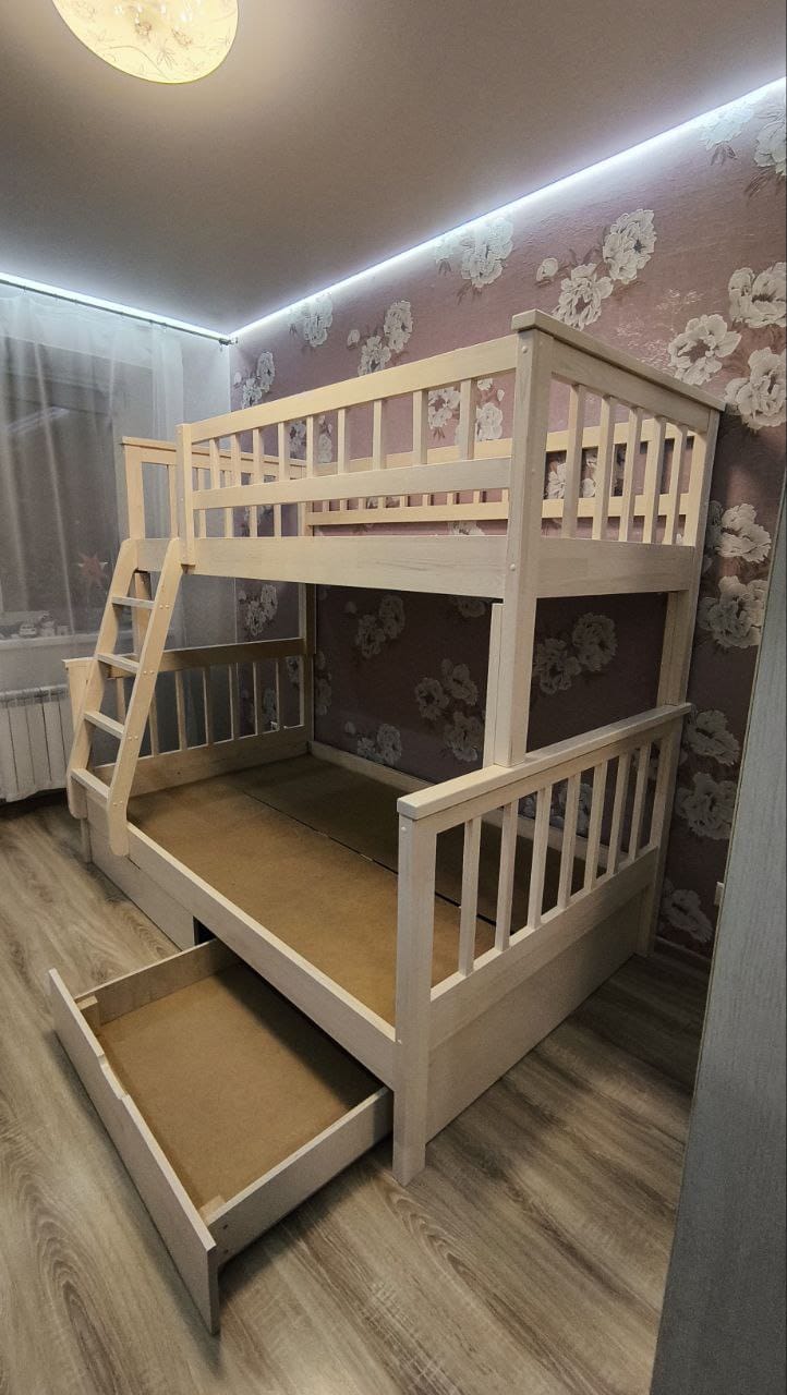 Двухъярусная 3-х местная кровать Vita Mia Turin ( Турин ) 90х200, нижнее 120х200 см. Лестница спереди слева. Беленое дерево