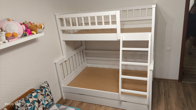 Кровать Турин с дополнительным бортиком две планки на нижнем месте. Размер 90х180, 120х180 Белая эмаль