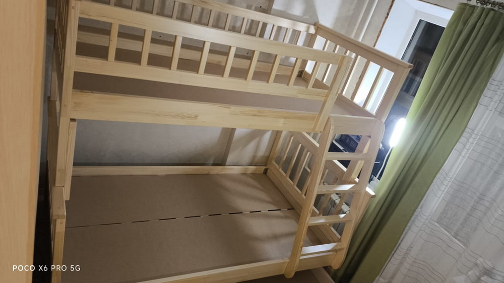 Двухъярусная 3-х местная кровать Vita Mia Turin ( Турин ); 100x200 см; 120х200 см. Выкатные ящики. Цвет: Бесцветный лак