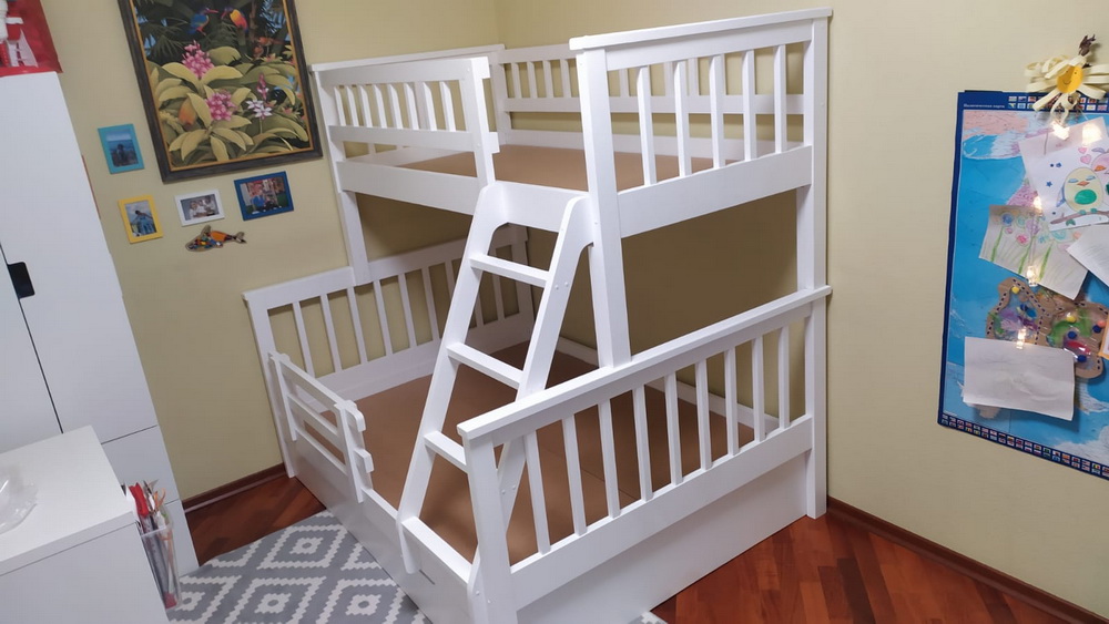 Двухъярусная 3-х местная кровать Vita Mia Turin ( Турин ); верхнее место 90x190 см; нижнее место 140х190 см. Белая эмаль